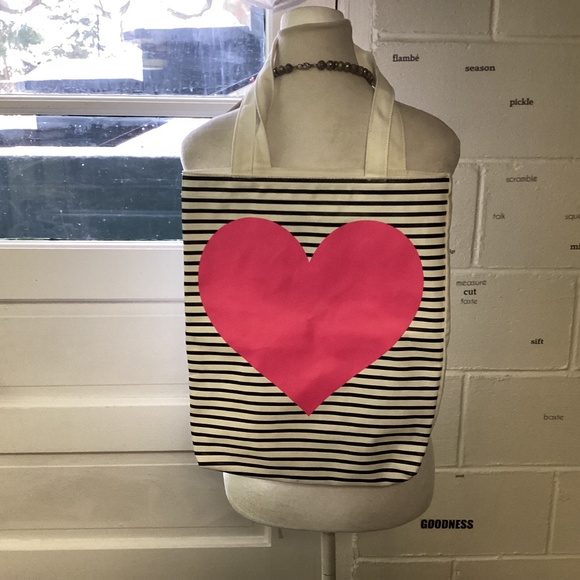 BETSY JOHNSON VIBES. PINK HEART BAG. 🩷🩷🩷🩷 - Picture 1 of 9